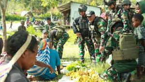 Satgas Yonif 112/DJ Borong Hasil Bumi Masyarakat Puncak Jaya