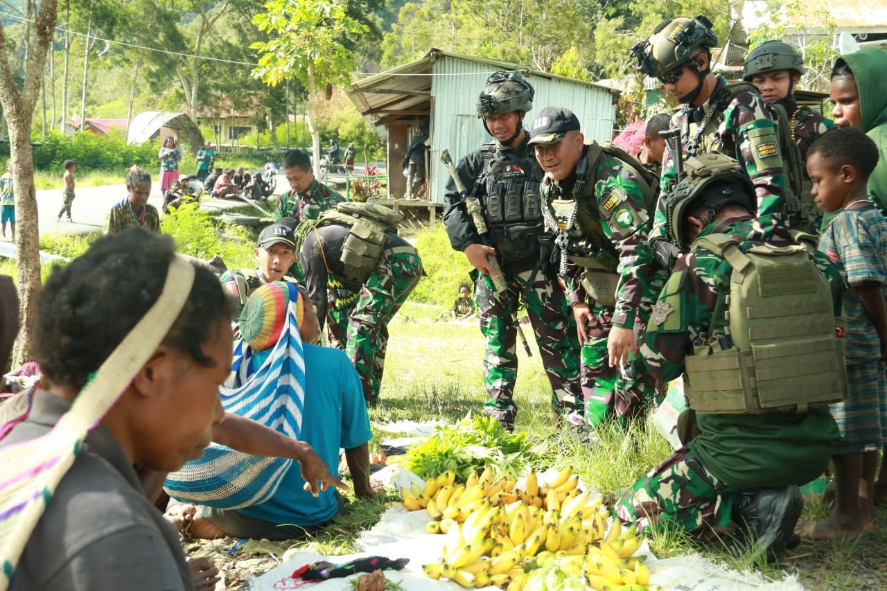 Satgas Yonif 112/DJ Borong Hasil Bumi Masyarakat Puncak Jaya