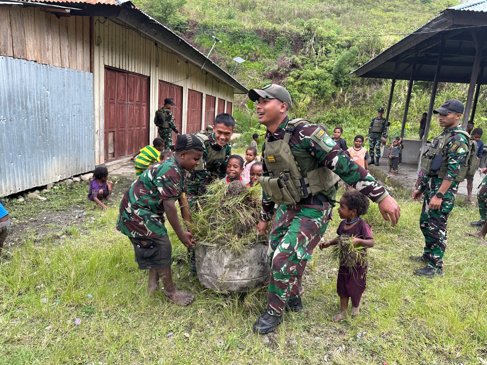 Kebersamaan Satgas Pamtas RI-PNG Yonif 112/DJ Kodam IM dengan warga Tinggi Nambut Puncak Jaya