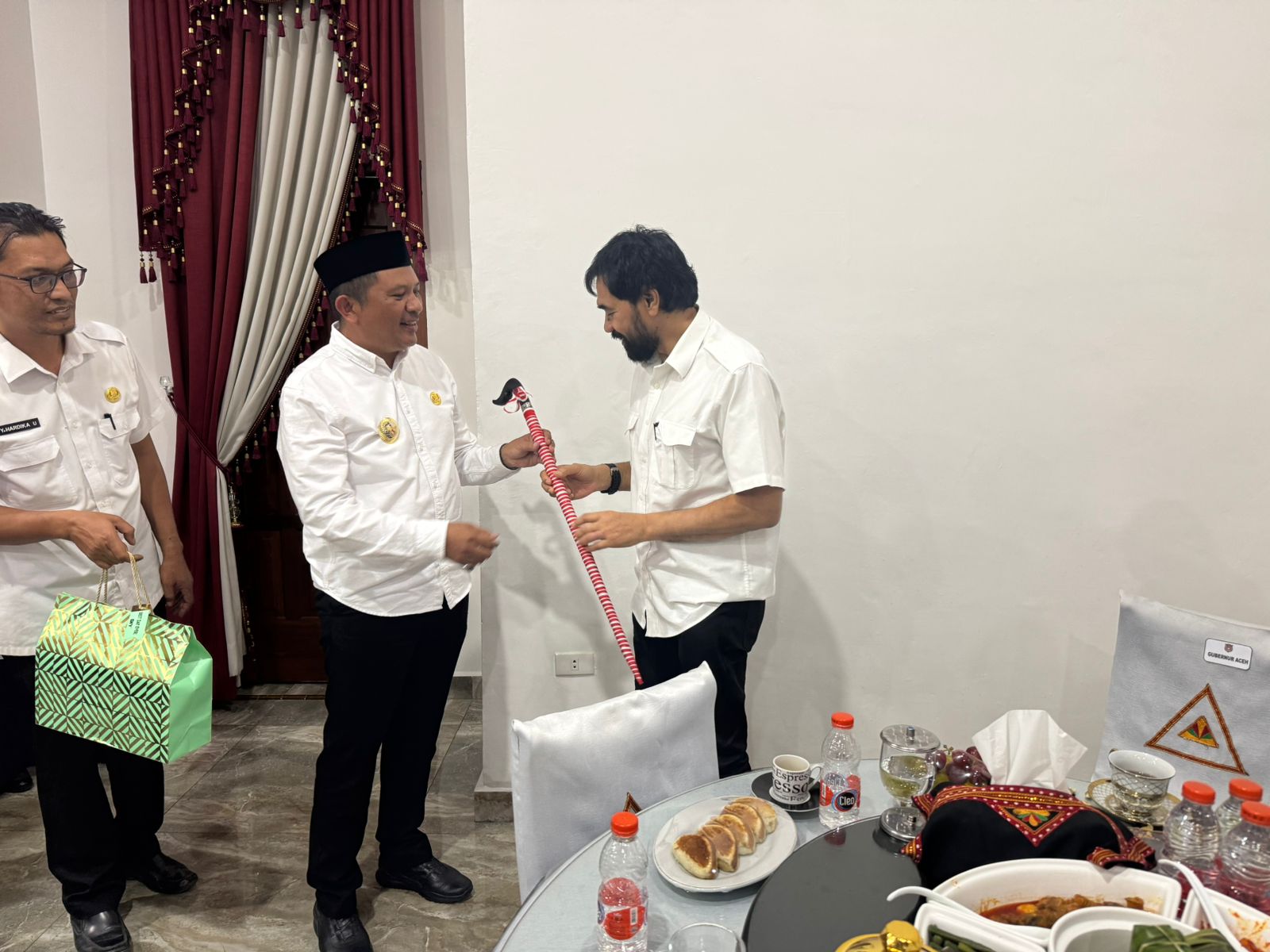 Gubernur Mualem Takziah ke Rumah Duka Ketua KPA Gayo Lues