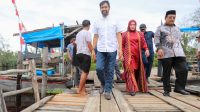 Naik Rakit, Gubernur Mualem Tinjau Akses Kuala Baru di Aceh Singkil