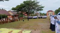 Komite Sekolah Jadi Sosok Teladan, Rizal Dinata, SE Pimpin Upacara di SMPN 1 Teunom
