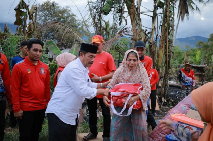 Wakil Bupati Aceh Besar Serahkan Bantuan Masa Panik untuk Korban Kebakaran di Pantee Rawa