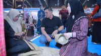 Bupati Aceh Besar Tinjau Stand Dekranasda Aceh Besar di Inacraft