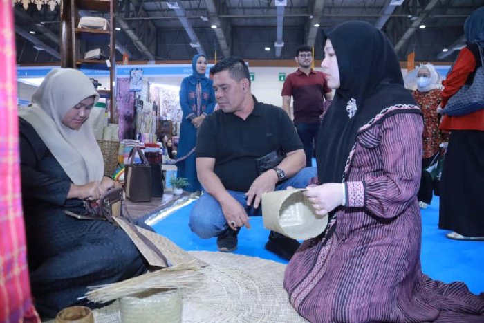 Bupati Aceh Besar Tinjau Stand Dekranasda Aceh Besar di Inacraft