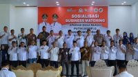 Bupati Aceh Barat, Tarmizi, SP, MM, membuka Sosialisasi Business Matching Koperasi Desa Merah Putih dan Dana BUMG se-Kabupaten Aceh Barat yang diselenggarakan oleh Bank Syariah Indonesia (BSI) di Aula Teuku Umar Bappeda, Rabu (8/10/2025). Dalam sambutannya, Bupati Tarmizi menegaskan bahwa pemerintah daerah menaruh perhatian besar terhadap penguatan pemerintahan desa melalui kolaborasi strategis antara BSI, Koperasi Merah Putih, dan Badan Usaha Milik Gampong (BUMG). “Sekecil apa pun potensi desa harus kita dorong untuk dikembangkan. Dari sinilah sumber pendapatan dan kesejahteraan masyarakat desa bisa tumbuh,” ujar Bupati Tarmizi. Ia menambahkan, kolaborasi ini diharapkan menjadi langkah nyata dalam mempercepat pengembangan ekonomi desa dan memanfaatkan potensi lokal seperti hasil pertanian, perikanan, dan usaha mikro masyarakat. Sementara itu, Area Manager BSI Meulaboh, Bambang Frasatya, menjelaskan bahwa pertemuan tersebut fokus pada upaya memperlancar dan mempercepat program pembiayaan Koperasi Merah Putih yang terhubung langsung dengan BUMG di seluruh Aceh Barat. “Melalui kerja sama ini, KDMP desa bisa lebih mudah mendapatkan pembiayaan dari BSI untuk kebutuhan produktif seperti pupuk, gas, listrik, hingga kebutuhan rumah tangga lainnya,” jelas Bambang. Ia juga menambahkan, BSI menyediakan platform maksimal pembiayaan koperasi yang dirancang untuk memperkuat struktur ekonomi desa dan mendukung kemandirian finansial masyarakat. Kegiatan tersebut dihadiri oleh para kepala SKPK, Camat kepala desa, pengurus BUMG, pengurus koperasi, dan perwakilan instansi terkait. Pemerintah berharap inisiatif ini menjadi tonggak baru dalam memperkuat ekonomi kerakyatan berbasis kolaborasi dan nilai-nilai syariah di Aceh Barat.