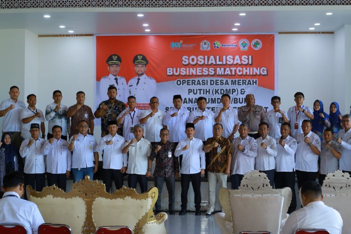 Bupati Aceh Barat, Tarmizi, SP, MM, membuka Sosialisasi Business Matching Koperasi Desa Merah Putih dan Dana BUMG se-Kabupaten Aceh Barat yang diselenggarakan oleh Bank Syariah Indonesia (BSI) di Aula Teuku Umar Bappeda, Rabu (8/10/2025). Dalam sambutannya, Bupati Tarmizi menegaskan bahwa pemerintah daerah menaruh perhatian besar terhadap penguatan pemerintahan desa melalui kolaborasi strategis antara BSI, Koperasi Merah Putih, dan Badan Usaha Milik Gampong (BUMG). “Sekecil apa pun potensi desa harus kita dorong untuk dikembangkan. Dari sinilah sumber pendapatan dan kesejahteraan masyarakat desa bisa tumbuh,” ujar Bupati Tarmizi. Ia menambahkan, kolaborasi ini diharapkan menjadi langkah nyata dalam mempercepat pengembangan ekonomi desa dan memanfaatkan potensi lokal seperti hasil pertanian, perikanan, dan usaha mikro masyarakat. Sementara itu, Area Manager BSI Meulaboh, Bambang Frasatya, menjelaskan bahwa pertemuan tersebut fokus pada upaya memperlancar dan mempercepat program pembiayaan Koperasi Merah Putih yang terhubung langsung dengan BUMG di seluruh Aceh Barat. “Melalui kerja sama ini, KDMP desa bisa lebih mudah mendapatkan pembiayaan dari BSI untuk kebutuhan produktif seperti pupuk, gas, listrik, hingga kebutuhan rumah tangga lainnya,” jelas Bambang. Ia juga menambahkan, BSI menyediakan platform maksimal pembiayaan koperasi yang dirancang untuk memperkuat struktur ekonomi desa dan mendukung kemandirian finansial masyarakat. Kegiatan tersebut dihadiri oleh para kepala SKPK, Camat kepala desa, pengurus BUMG, pengurus koperasi, dan perwakilan instansi terkait. Pemerintah berharap inisiatif ini menjadi tonggak baru dalam memperkuat ekonomi kerakyatan berbasis kolaborasi dan nilai-nilai syariah di Aceh Barat.